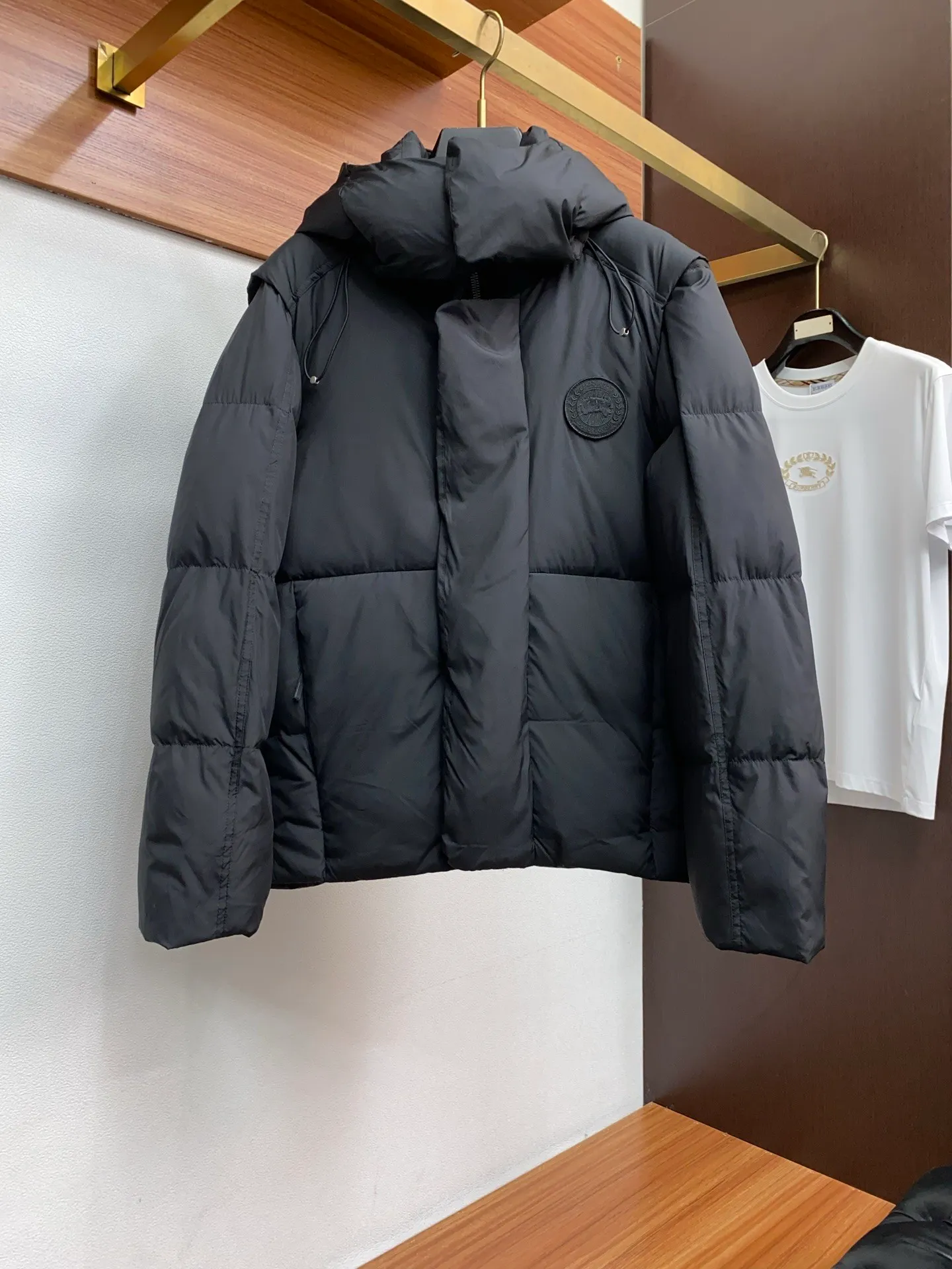 P1400 [Zhang Linghe’s latest top-grade down-filled Canada Goose model] Hooded, removable hood! The original custom-woven lightweight square technology three-proof fabric is windproof, rainproof and friction-proof. It is made of 400D gallbladder Zhengerbajing national standard 90 white duck down. When it is inserted inside, it will be more fluffy and temperature-locking. The whole piece can be stored and folded! ! The embroidered logo on the left chest is a topographic map of Canada, lifelike and perfectly restored. It is embroidered with high-density colored yarn using imported embroidery machines from Bai Lingda. In particular, the sleeves are detachable, making it especially suitable for areas with unstable climate. The washing and labeling are all based on the latest version, and the customized washing labels are equipped with laser anti-counterfeiting labels! ! And the position of the wash water mark is synchronized according to the 25-year new hidden design process. The wash water mark is all hidden inside and can be seen in the detailed picture. What you see is what you get! ! Color graphite gray, black Size xs s m L xl